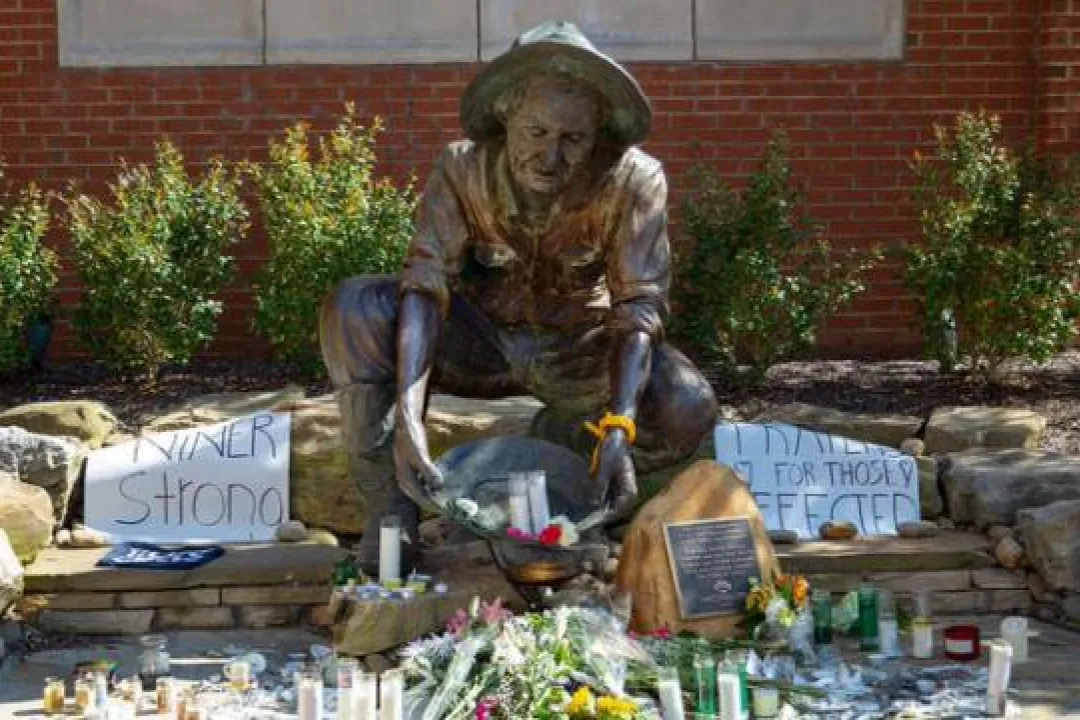 Image of Statue with Memoria around it